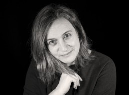 LUISA CASTRO SE ENCUENTRA CON SUS LECTORES