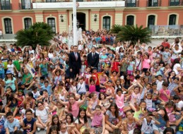 LAS ESCUELAS DE VERANO VAN AL CINE Y SON RECIBIDAS POR EL ALCALDE